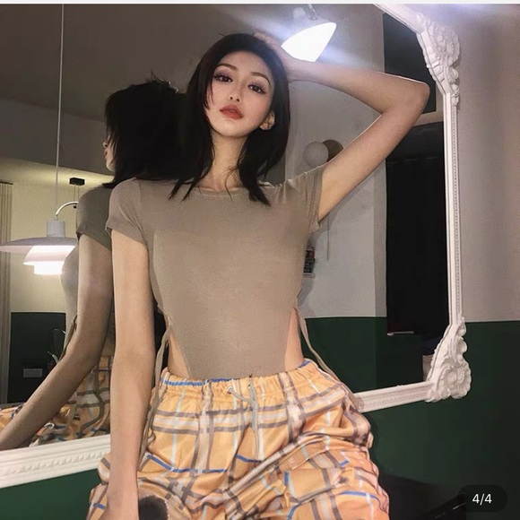 Brand new bodysuit with high side cut lace detail - Picture 5 of 7